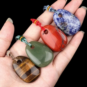 Anhänger-Set aus Naturkristallstein in Trapezform mit bunten handgewebten Kordeln