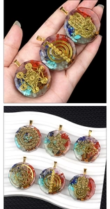 Détail macro de pendentifs hexagonaux en résine avec pierres chakra et symboles dorés