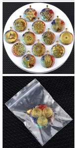 Détails des pendentifs Orgonite hexagonaux avec symboles sacrés et pierres multicolores