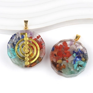 Pendentif chakra hexagonal en résine avec pierres naturelles et symbole Reiki doré