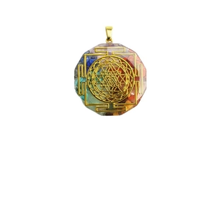 Pendentif hexagonal en résine et pierres naturelles colorées avec motif mandala doré