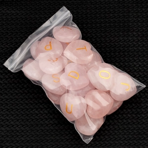Natürliche rosa Rosenquarz-Herzsteine mit goldgravierten Buchstaben für die Dekoration