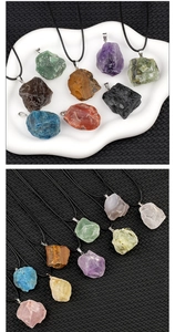 Gros plan de divers pendentifs en cristal naturel brut avec améthyste et quartz rose