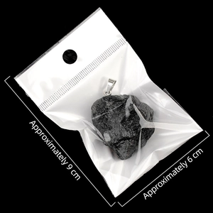 Pendentif en tourmaline noire brute naturelle avec crochet argenté sous emballage