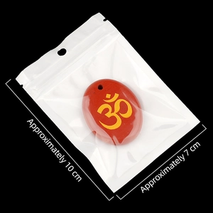 Pierre d'agate rouge avec symbole Om gravé en jaune pour yoga et méditation zen