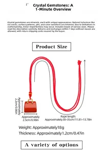 Detail van de rode agaat handtas hanger met afmetingen 2,2x2,5cm en rood koord