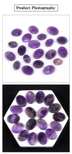 Vista macro di cabochon di ametista ovali lucidati con sfumature viola naturali