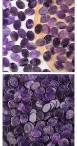 Vista macro di gemme di ametista ovali con trama viola naturale e finitura lucida