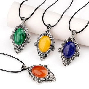 Pendentifs vintage en pierres fines avec gravures florales argentées sur cordons noirs