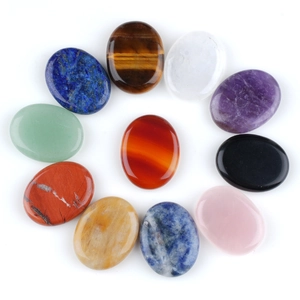 Set di 11 cristalli naturali ovali e pietre curative lucide in vari colori vivaci