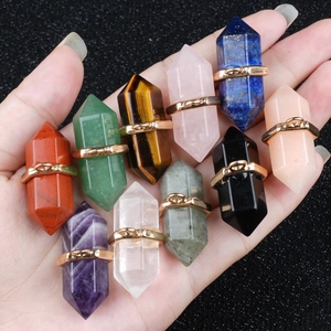 Colgantes de columna hexagonal de cristal natural en varias gemas con anillos dorados
