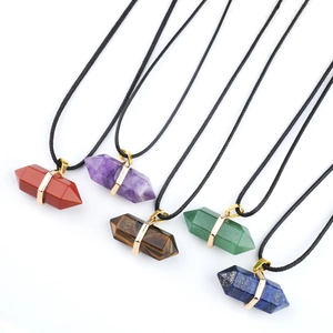 Set di 5 ciondoli esagonali in cristallo naturale con cordini neri intrecciati a mano