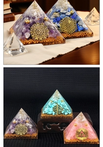 Vues détaillées de pyramides d'orgone de 6,5 cm avec pierres fines et spirales de cuivre