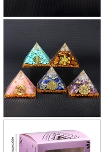 Détail de cinq pyramides d'énergie Orgone avec pierres et bobines dans une boîte cadeau rose