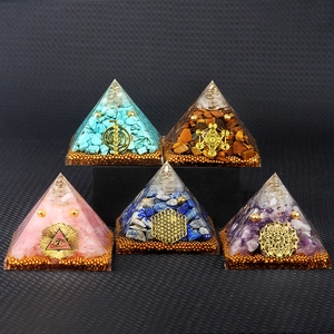 Lot de 5 pyramides d'énergie Orgonite de 6,5 cm avec cristaux et bobines de cuivre
