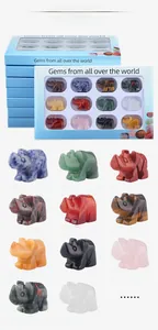 Vue détaillée de douze rhinocéros en pierres précieuses sculptées dans divers cristaux