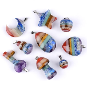 Regenbogen Sieben Chakra Steinanhänger in verschiedenen Formen mit silbernen Metallverschlüssen