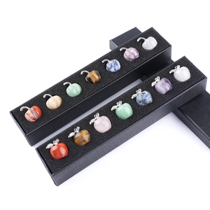 Set di mini mele in pietre naturali e chakra in una scatola regalo nera elegante
