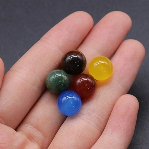 Perle di agata naturale lucida da 10mm semi-forate in cinque colori sul palmo