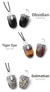 Vue détaillée des pendentifs soleil et lune avec pierres d'obsidienne et œil de tigre