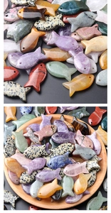Nahaufnahme polierter Naturstein-Fischanhänger in verschiedenen Farben für DIY-Schmuck