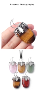 Macro-opname van natuurlijke kristallen hangers met zilveren maanhaken en edelsteenstructuren