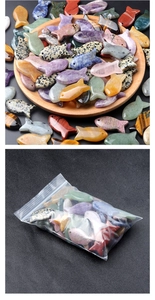 Detailansicht fischförmiger Naturstein-Anhänger und Verpackung für DIY-Schmuckherstellung