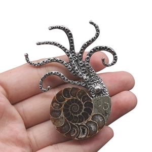 Übertriebene Oktopus-Brosche Anhänger aus natürlichem Ammonit-Fossil mit Silber-Tentakeln