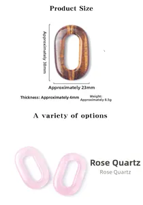 Vista macro del colgante ovalado de cuarzo rosa de 38x23mm para joyería DIY