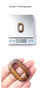 Vista macro detallada que muestra el peso de 8,51g y la textura del colgante ojo de tigre