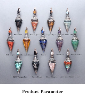 Dettaglio macro di pendenti in orgonite con pietre in resina e bobine metalliche
