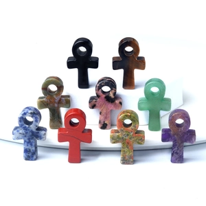 Neunteiliges Ankh-Kreuz Anhänger-Set aus verschiedenen polierten Natursteinen und Kristallen