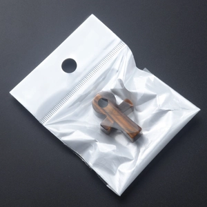 Ankh-Kreuz Anhänger aus Tigerauge mit natürlicher Maserung in transparenter Verpackung