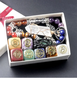 Detailiertes Heilkristall-Set mit Chakra-Steinen, Perlenarmband und Quarz-Anhänger