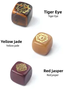 Detail von quadratischen Chakra-Steinen aus Tigerauge und rotem Jaspis mit Symbolen