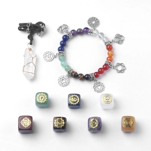 7 Chakra Stein Set mit Kristallanhänger, Perlenarmband und gravierten Heilsteinen aus Naturstein