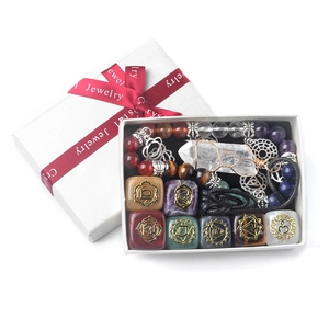 7 Chakra Stein Würfel Set mit Bergkristall Kette und Edelstein Armbänder in einer Geschenkbox