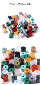 Macro-opname van cilindrische kralen van natuursteen met middengat voor DIY-sieraden
