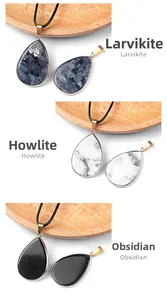 Tre ciondoli a goccia in Larvikite, Howlite e Ossidiana con montatura in oro