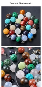 Détail macro de divers pendentifs boule en cristal naturel 14 mm avec fermoirs en métal