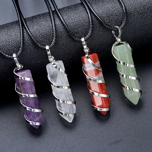 Natürlicher Kristall Halbedelstein Hexagonale Säule Halskette Spiralwickeldraht Einzelspitze Edelstein Anhänger Schmuck Für Unisex
