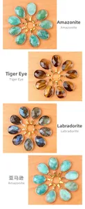 Dettaglio di pietre naturali sfaccettate con bordo in rame placcato oro a forma di goccia