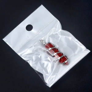 Natürlicher roter Kristall Hexagonal-Anhänger mit silberner Spirale in Verpackung