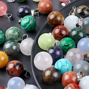 Assortiment de pendentifs sphères en cristal naturel 14mm avec fermoirs en métal argenté