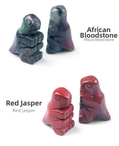 Détails de figurines de dinosaures en pierre de sang africaine et jaspe rouge, texture naturelle