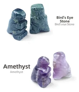 Détail de figurines de dinosaures sculptées en pierre œil d'oiseau et améthyste violette