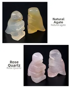 Détails macro de figurines de dinosaures en agate naturelle et quartz rose poli