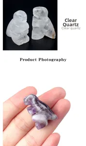 Vue détaillée de figurines de dinosaures sculptées en quartz clair et fluorite