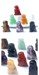 Vue détaillée de figurines dinosaures en pierres naturelles avec finitions polies