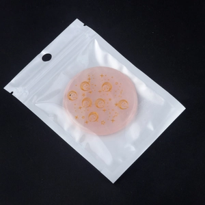 Base de cuarzo rosa natural con árbol de la vida dorado y grabado de luna estrella en bolsa